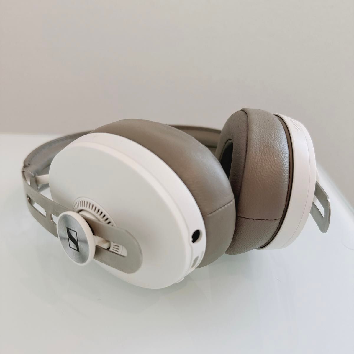 美品】Sennheiser ゼンハイザー MOMENTUM Wireless Sandy White 美品】Sennheiser ゼンハイザー MOMENTUM Wireless Sandy White