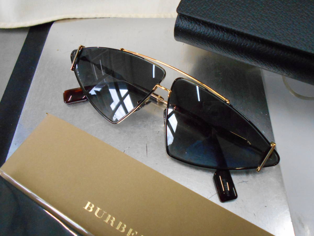 バーバリー BURBERRY LONDON サングラス BE3111-1017/8G レトロフューチャーデザインでお洒落です。