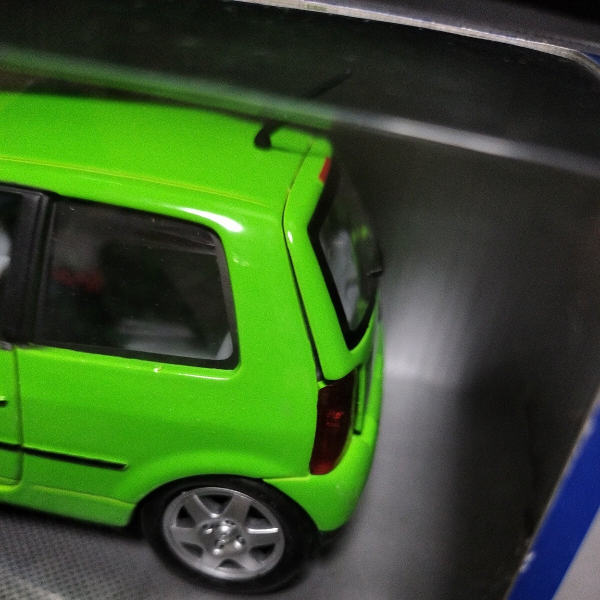 WELLY「1/24 フォルクスワーゲン LUPO」ミニカー ルポ グリーン WELLY「1/24 フォルクスワーゲン LUPO」ミニカー ルポ グリーン