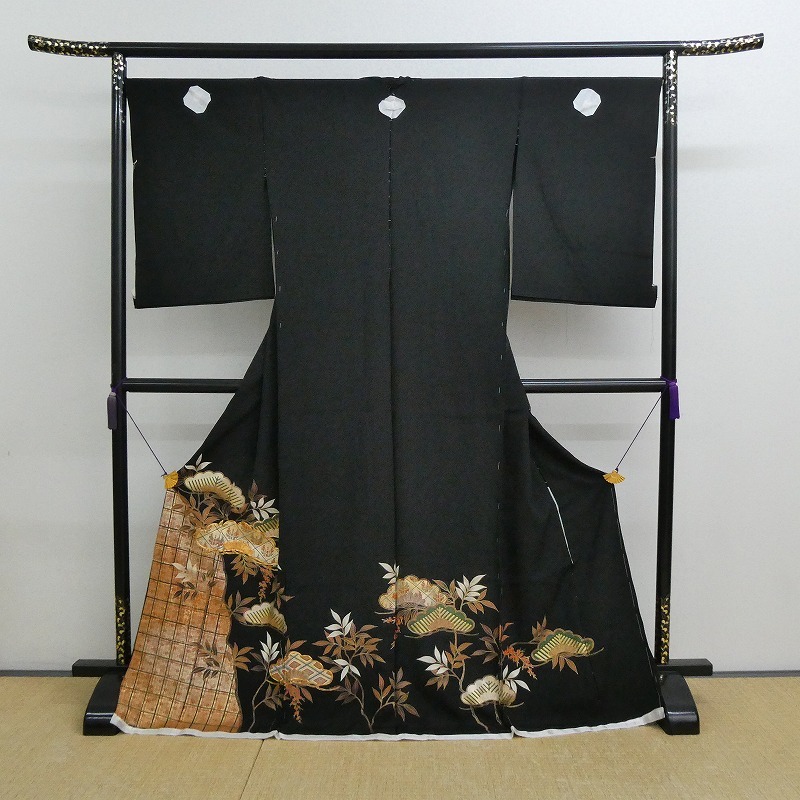 2406A-2027●関着/黒留袖/駒取り刺繍/松等/新品/未仕立て/正絹/絵羽/(梱包サイズ：80)