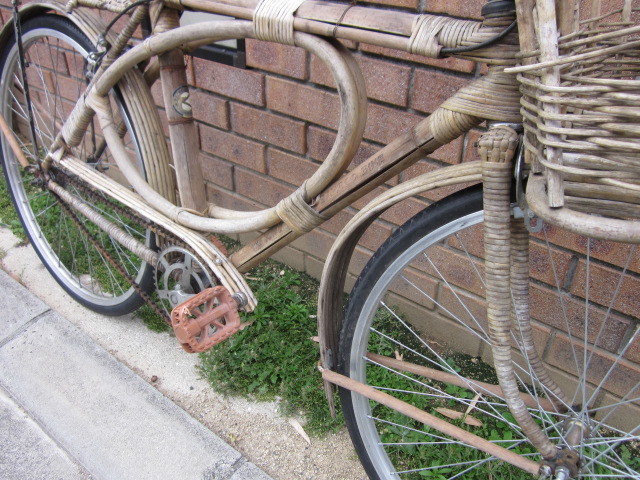 インスタ映え間違いなし　珍しく籐を使った自転車です。_画像3