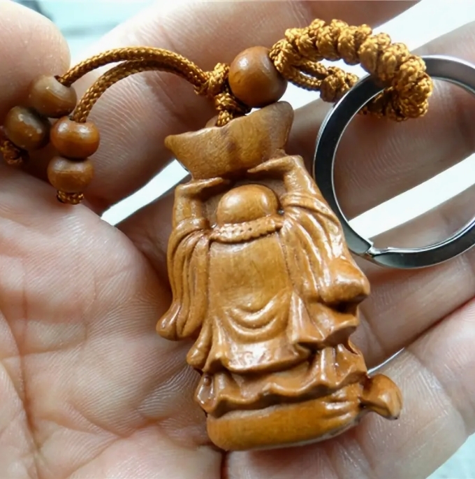新品・送料無料！頭に器の布袋様 七福神木彫りのキーホルダー ほてい尊 ご利益 金運 お金 運気アップ 財運 占い お金持ち 置物