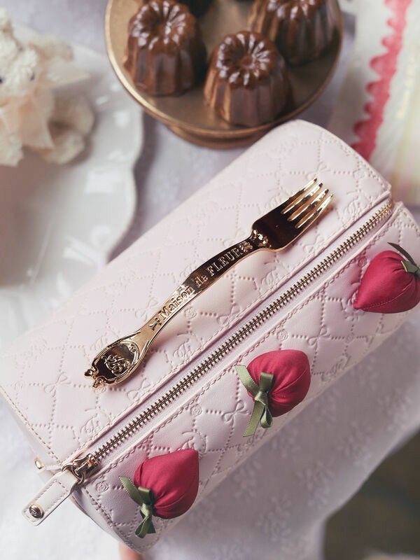 Maison de FLEUR モノグラムロールケーキショルダーバッグ Maison de FLEUR モノグラムロールケーキショルダーバッグ