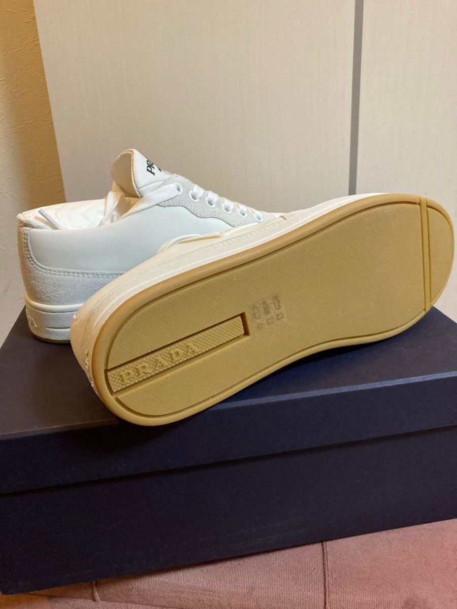 最終価格PRADA スニーカー ホワイト 三角ロゴ 24cm 国内正規店 最終価格PRADA スニーカー ホワイト 三角ロゴ 24cm 国内正規店
