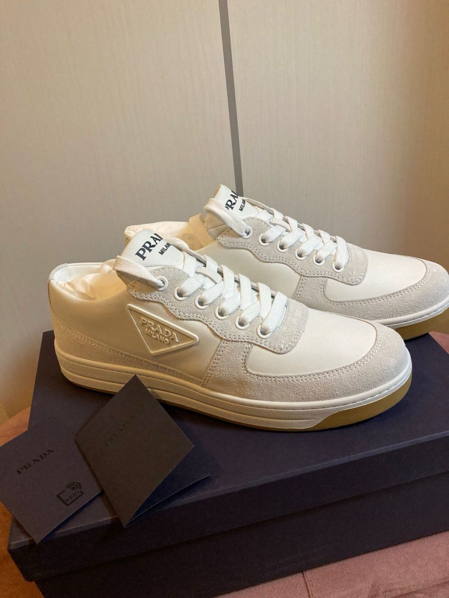 最終価格PRADA スニーカー ホワイト 三角ロゴ 24cm 国内正規店 最終価格PRADA スニーカー ホワイト 三角ロゴ 24cm 国内正規店