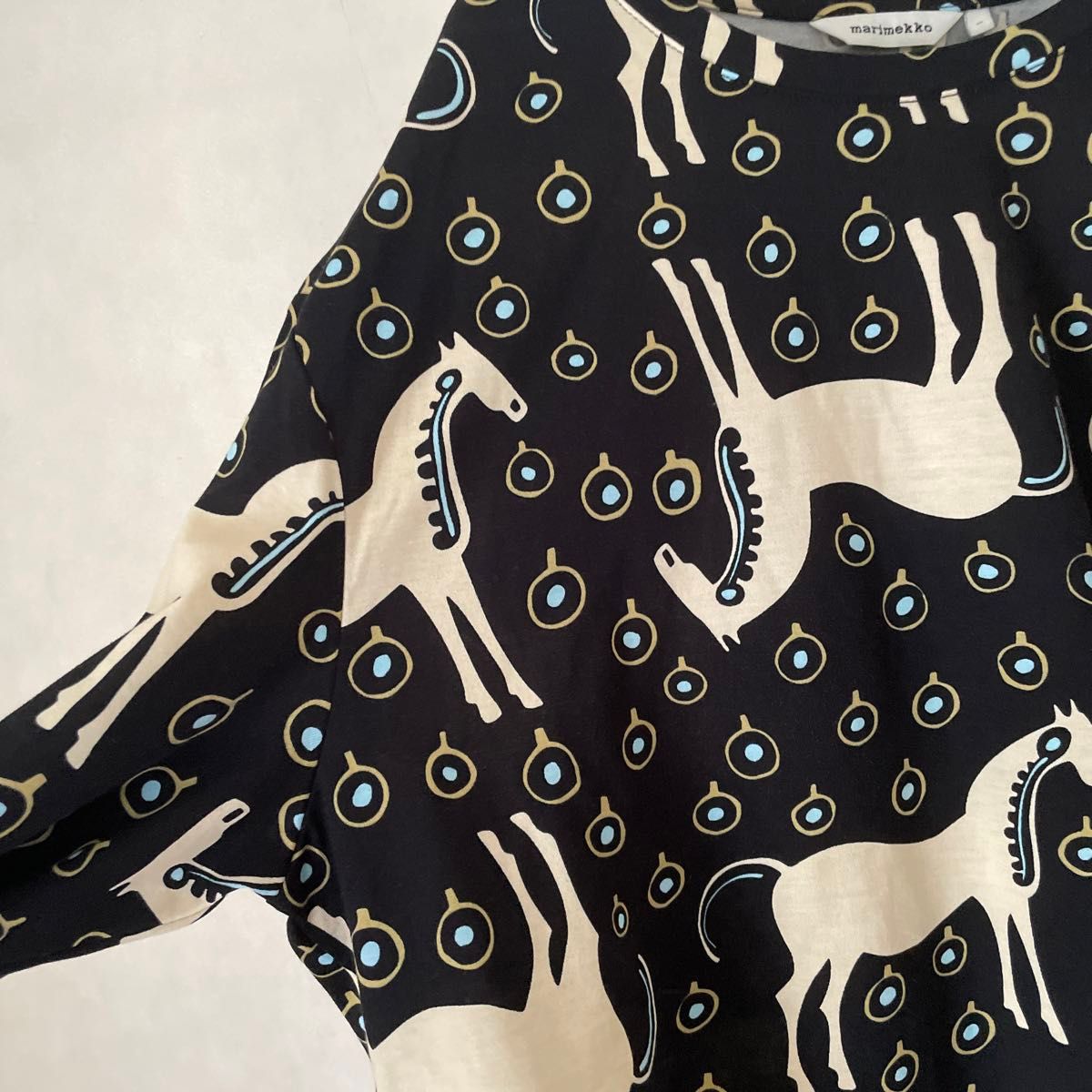 marimekko プルオーバー 日本限定 7分袖 ムスタタンマ 馬 marimekko プルオーバー 日本限定 7分袖 ムスタタンマ 馬