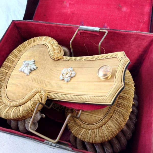 4635 旧日本軍 大日本帝国警察官正肩章 鉄箱入り/当時物/昭和