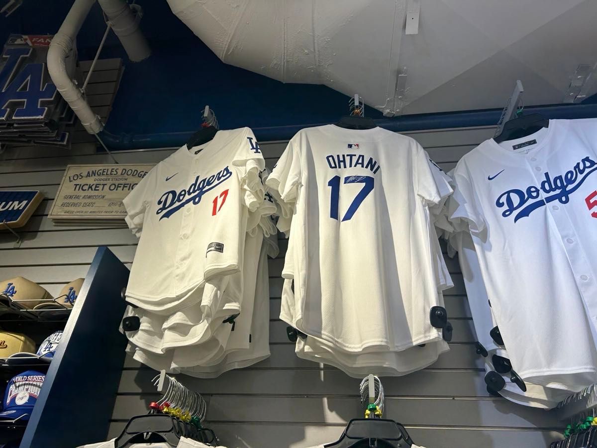 公式】大谷翔平 ドジャースユニフォーム(白色)サイン刺繍入り 公式】大谷翔平 ドジャースユニフォーム(白色)サイン刺繍入り