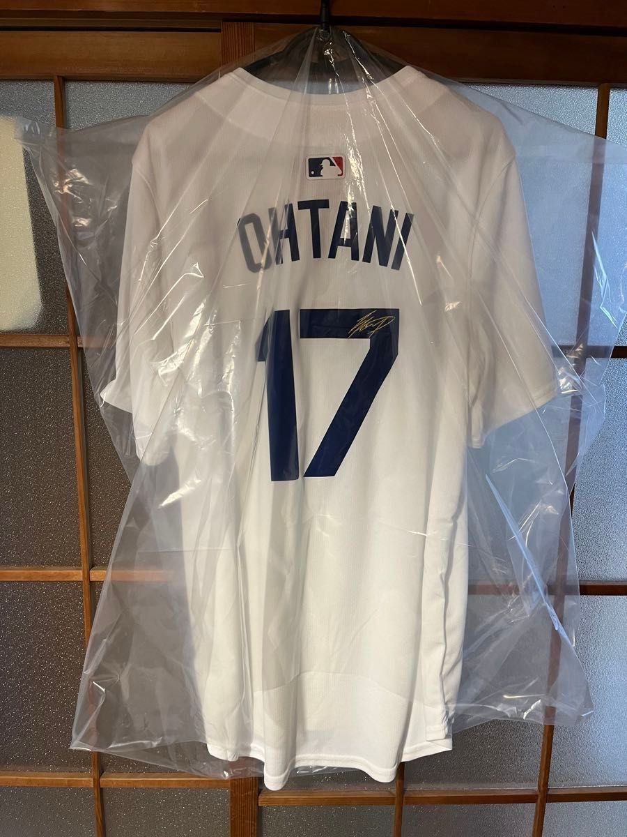 公式】大谷翔平 ドジャースユニフォーム(白色)サイン刺繍入り 公式】大谷翔平 ドジャースユニフォーム(白色)サイン刺繍入り