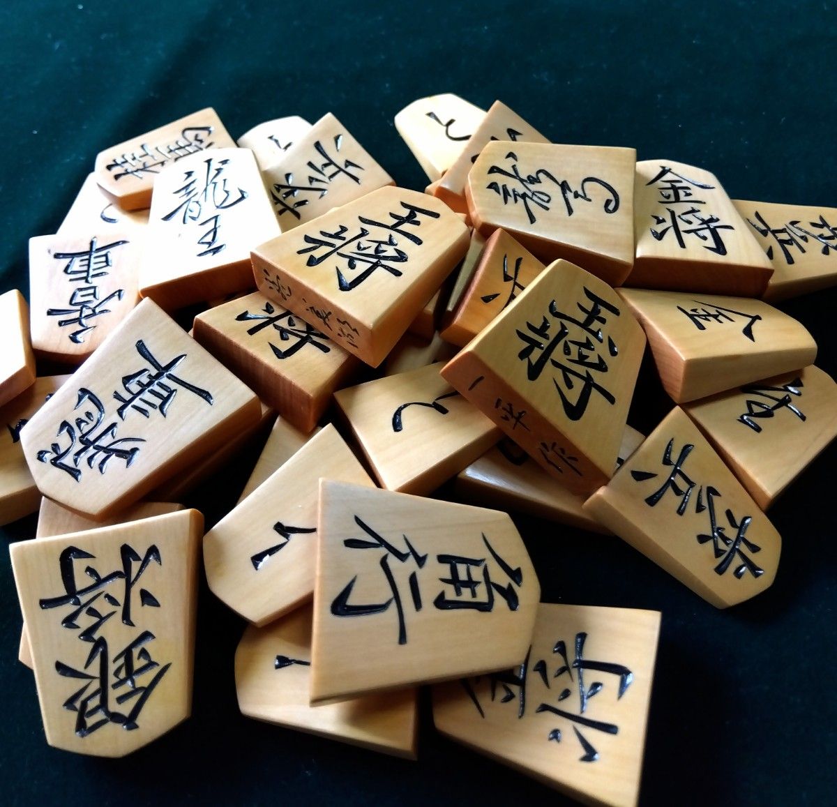 将棋駒】一平作 黄楊特上彫駒「巻菱湖書」 美麗仕上げ品 桐元箱 将棋駒】一平作 黄楊特上彫駒「巻菱湖書」 美麗仕上げ品 桐元箱