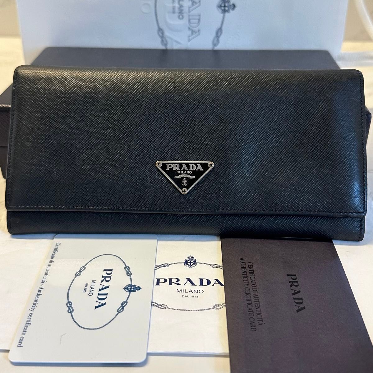 新品同様 プラダ PRADA 財布 二つ折り 長財布 サフィアーノ 三角 新品同様 プラダ PRADA 財布 二つ折り 長財布 サフィアーノ 三角