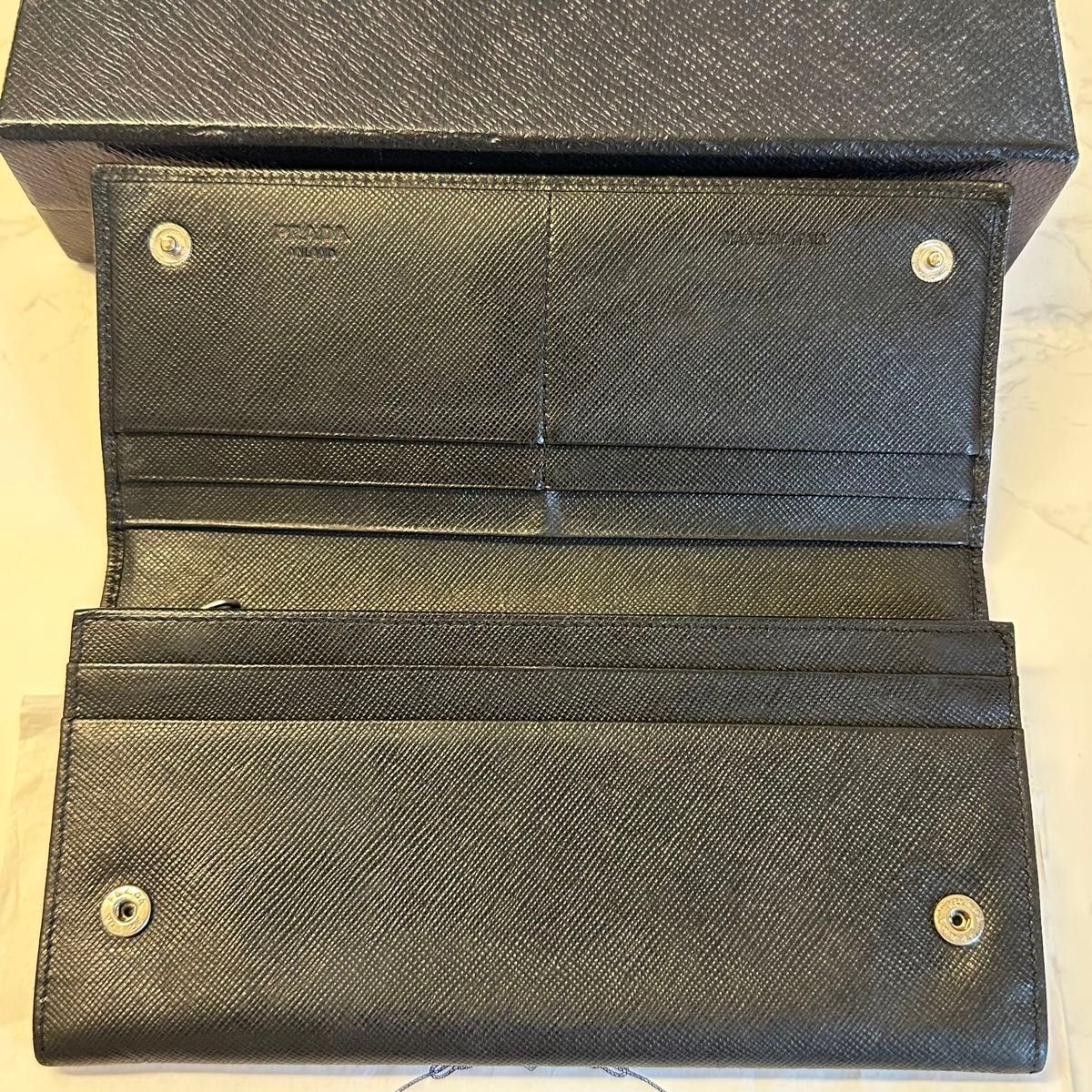 新品同様 プラダ PRADA 財布 二つ折り 長財布 サフィアーノ 三角 新品同様 プラダ PRADA 財布 二つ折り 長財布 サフィアーノ 三角