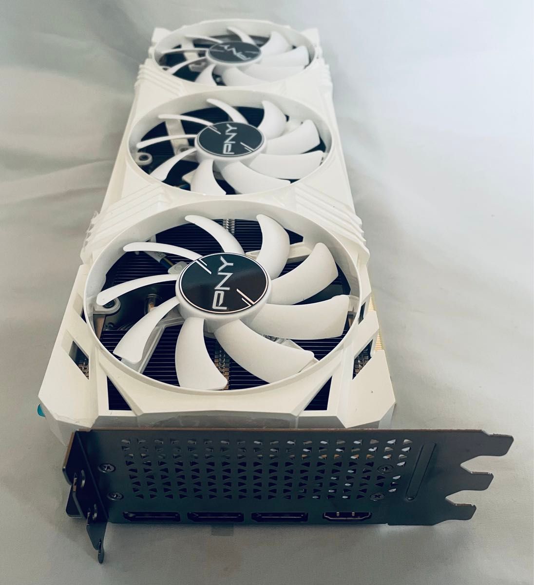 PNY GeForce RTX 4070 Ti 12GB VERTO LED トリフルファン (White PNY GeForce RTX 4070 Ti 12GB VERTO LED トリフルファン (White