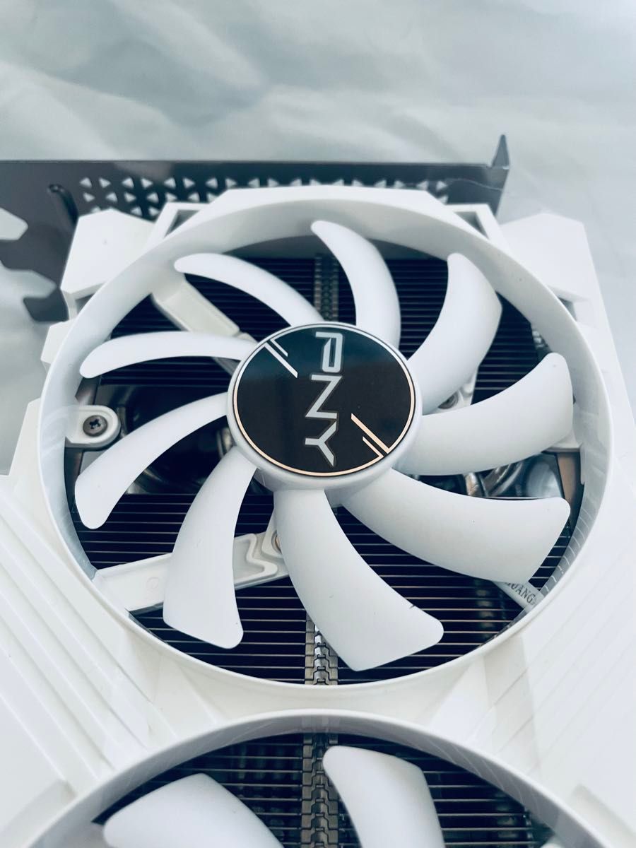 PNY GeForce RTX 4070 Ti 12GB VERTO LED トリフルファン (White PNY GeForce RTX 4070 Ti 12GB VERTO LED トリフルファン (White