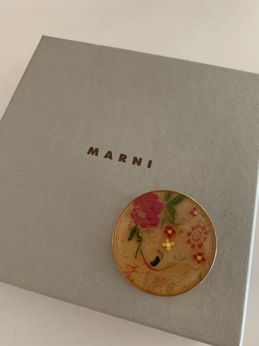 在庫有】 円 花柄 ブローチ マルニ MARNI 絵付け お花 ピンク ゴールド