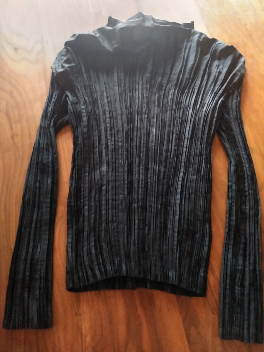ISSEY MIYAKE イッセイミヤケ トップス 長袖 ブラック プリーツ ISSEY MIYAKE イッセイミヤケ トップス 長袖 ブラック プリーツ