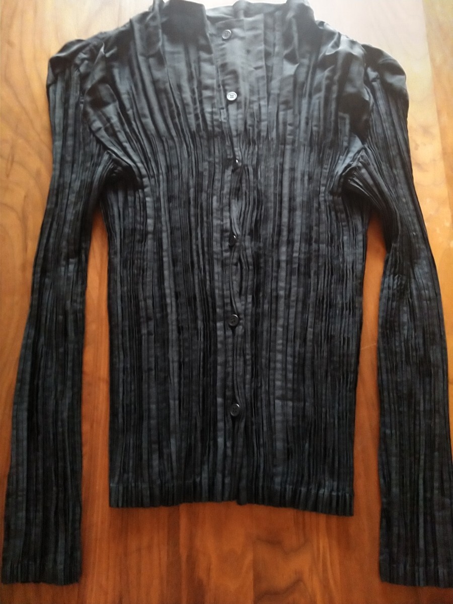 ISSEY MIYAKE イッセイミヤケ トップス 長袖 ブラック プリーツ ISSEY MIYAKE イッセイミヤケ トップス 長袖 ブラック プリーツ