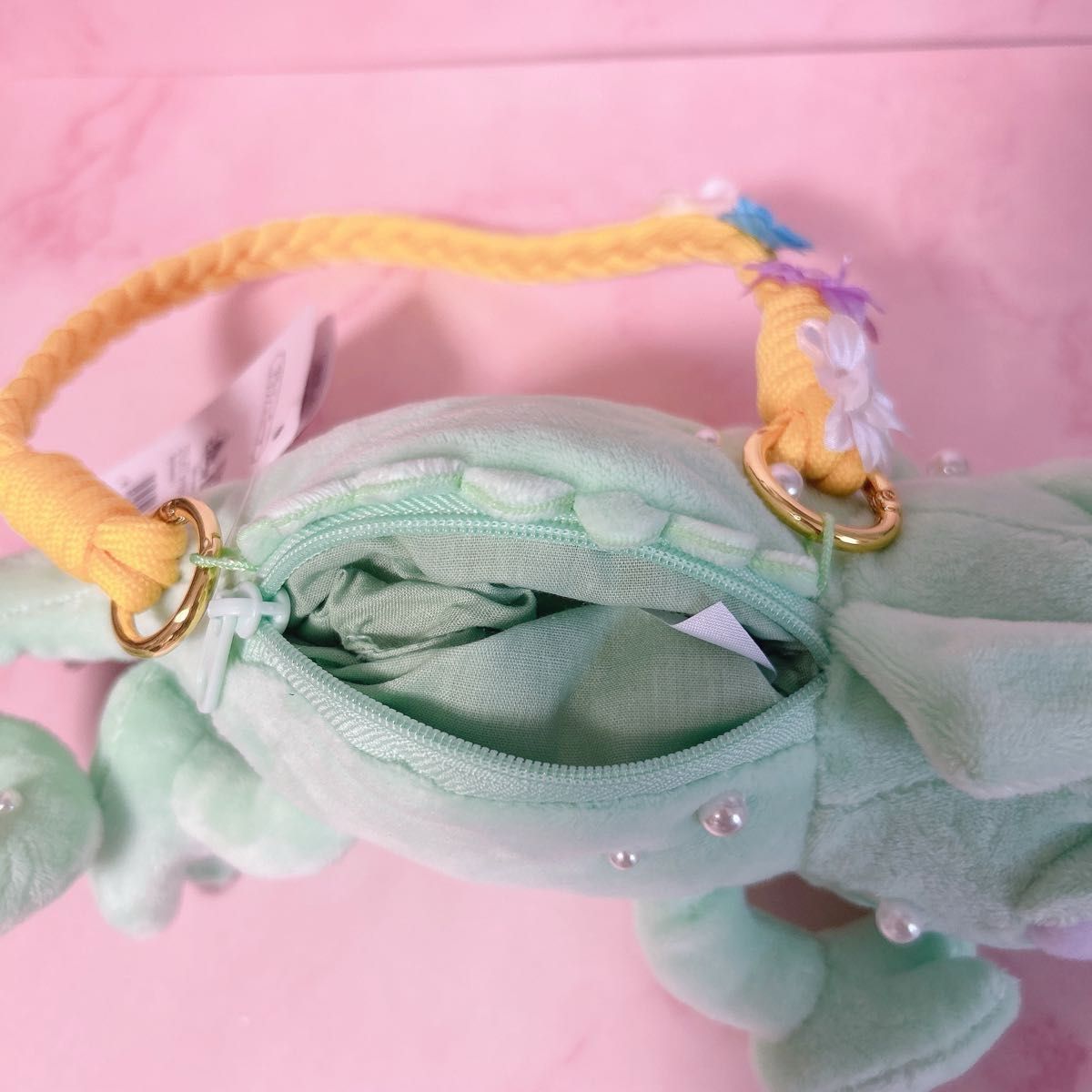 新品】ディズニーストア ラプンツェル パスカル ポーチ 新品】ディズニーストア ラプンツェル パスカル ポーチ