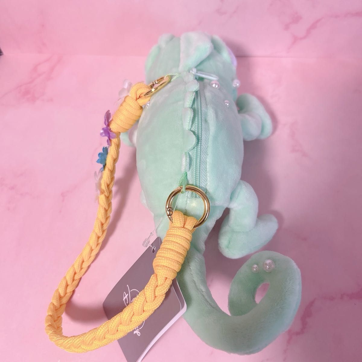 新品】ディズニーストア ラプンツェル パスカル ポーチ 新品】ディズニーストア ラプンツェル パスカル ポーチ