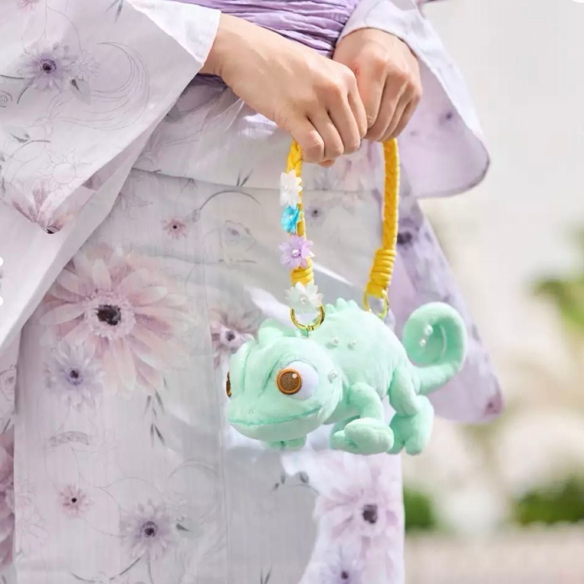 ラプンツェル パスカル ポーチ ストラップ付き 新品タグ付き 新品】ディズニーストア ラプンツェル パスカル ポーチ