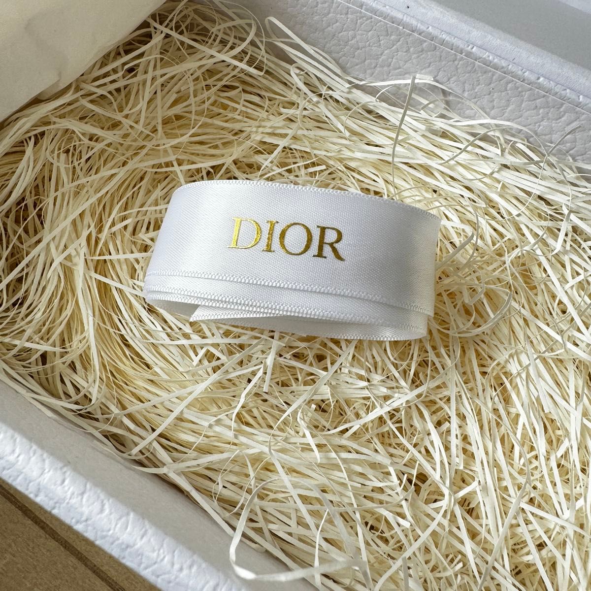 Dior 化粧箱 リボン付き マグネット 白 箱 プレゼントボックス Dior 化粧箱 リボン付き マグネット 白 箱 プレゼントボックス