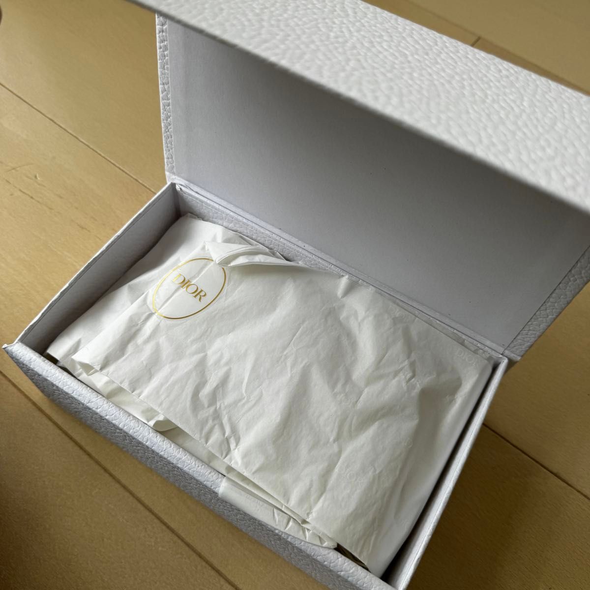 Dior 化粧箱 リボン付き マグネット 白 箱 プレゼントボックス Dior 化粧箱 リボン付き マグネット 白 箱 プレゼントボックス