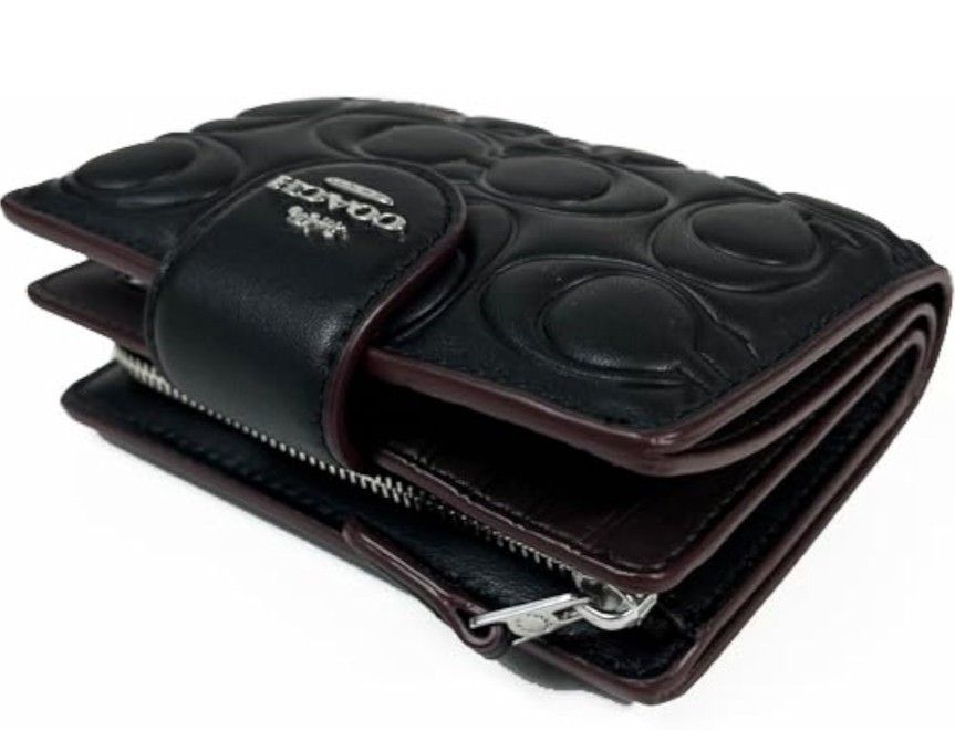 最新作 新品未使用COACHコーチ 2つ折り財布 ・シグネチャー 最新作 新品未使用COACHコーチ 2つ折り財布 ・シグネチャー