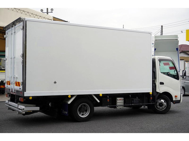 . peace 1 year Hino Dutro chilling refrigerator Wide Long low temperature storage gate 2.95 t load-carrying floor . board lashing 2 step back camera 