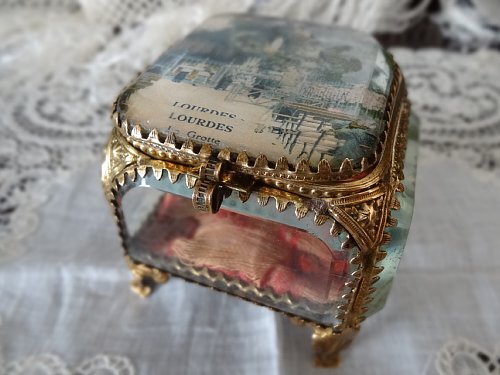 Grace アンティーク フランス 1920-1930年頃 ルルドの泉の絵入り(真珠母貝の薄板装飾) ガラスと金属のジュエリー・ボックス(ヴィトリン)