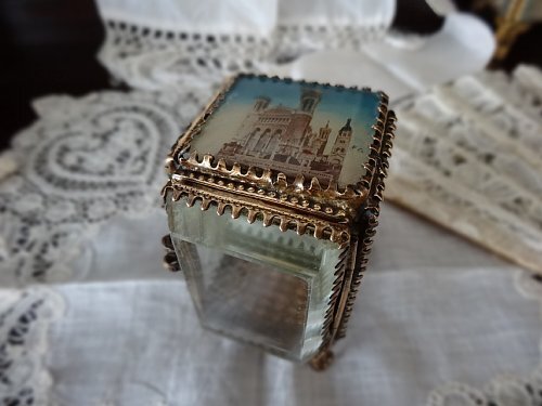 Grace アンティーク フランス 1920-1930年 リヨンのノートルダム大聖堂の絵入り(真珠母貝の薄板装飾) ガラス と金属の ジュエリーボックス