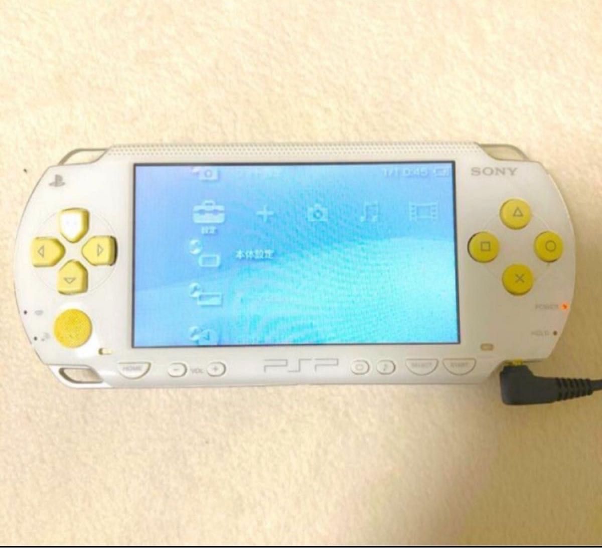値下げしました! PSPホワイト本体・ソフト3点付属 本体収納ケース付属 値下げしました! PSPホワイト本体・ソフト3点付属 本体収納