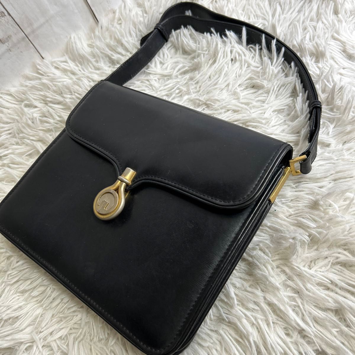 オールドグッチ ショルダーバッグ GUCCI ブラック レザー ロゴ G オールドグッチ ショルダーバッグ GUCCI ブラック レザー ロゴ G