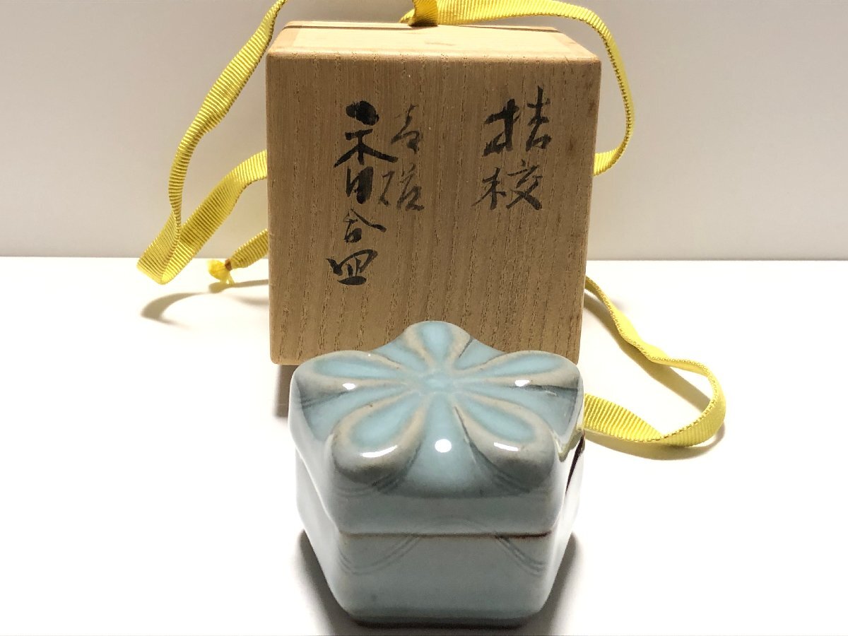 ◇御泓軒◇『宋・玉津園底款・古陶磁器・官窯青釉紙槌瓶・時代木