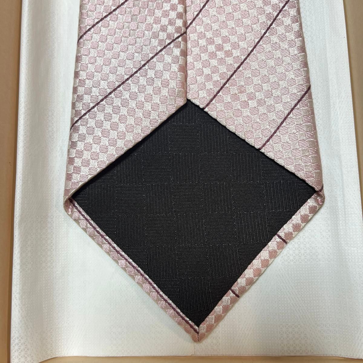 美品 ルイヴィトン ネクタイ ピンク ダミエ LVロゴ シルク 美品 ルイヴィトン ネクタイ ピンク ダミエ LVロゴ シルク