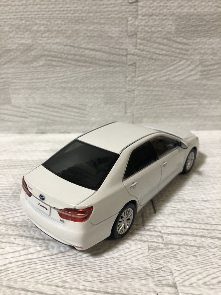 1/30 トヨタ カムリ ハイブリッド CAMRY 後期 非売品 カラーサンプル ミニカー　ホワイトパールクリスタルシャイン_画像2