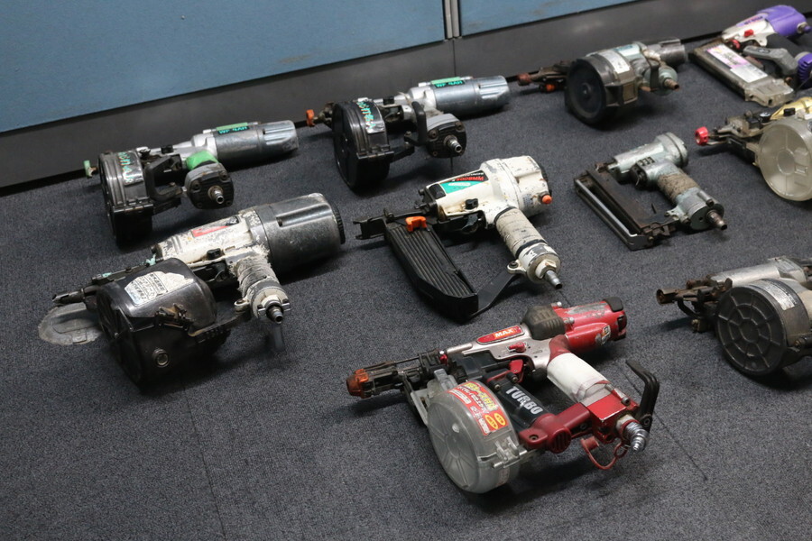 11220円 ☆釘打機などまとめて12点!! 現状品 エアー工具 日立 11220円 ☆釘打機などまとめて12点!! 現状品 エアー工具 日立