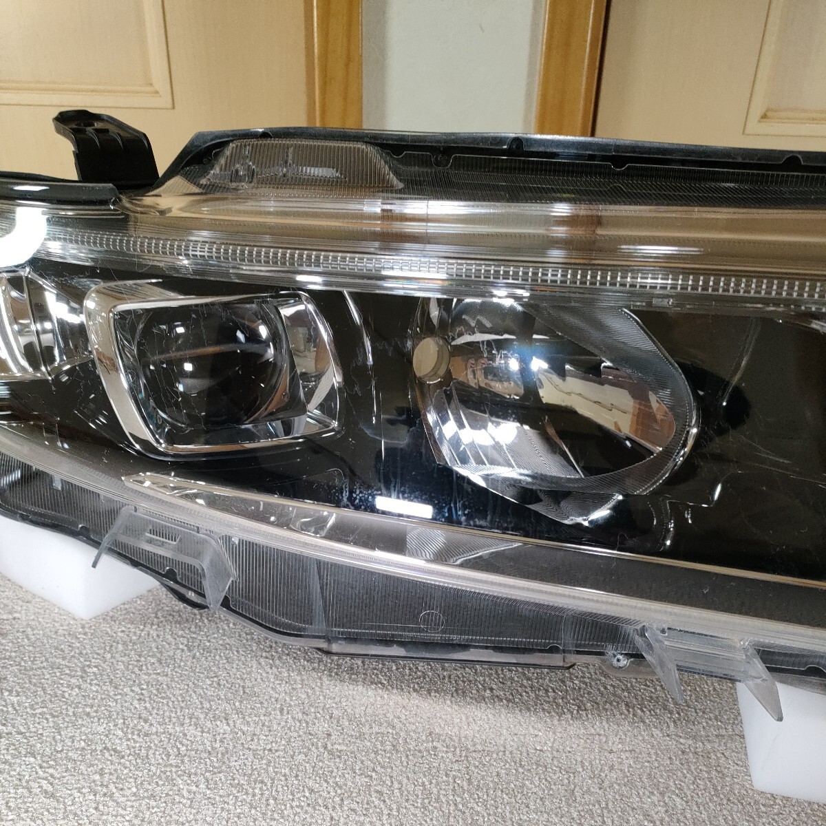 トヨタ 60 ハリアー 前期 純正 LED ヘッドライト 右側 ZSU AVU トヨタ 60 ハリアー 前期 純正 LED ヘッドライト 右側 ZSU AVU