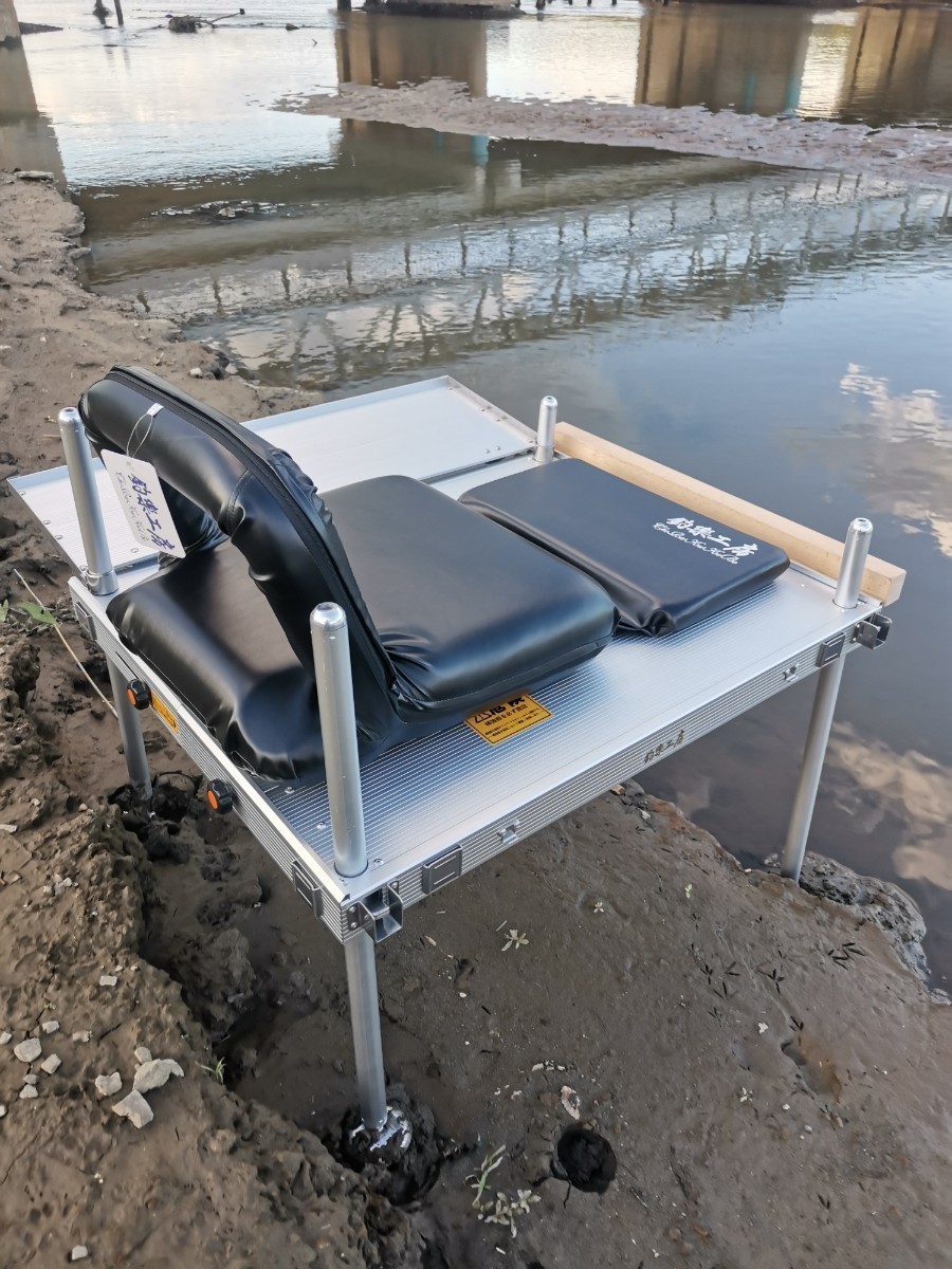 新品★釣楽工房製高級へら鮒釣り用背もたれ付きクッションⅡ型、軽量化タイプ、展開サイズ全長70cm 、幅40cm、
