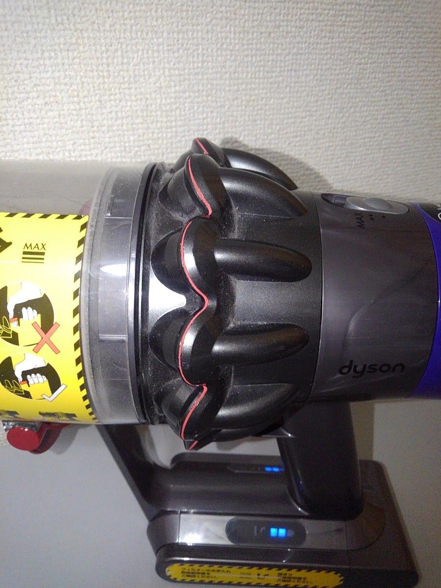 ジャンク品 ダイソンコードレス掃除機 V10-SV12 本体 バッテリー ジャンク品 ダイソンコードレス掃除機 V10-SV12 本体 バッテリー