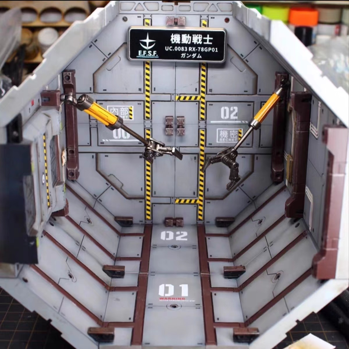 ジオラマ作品 ガンダム システムベース カプセル格納庫 (縦18横 ジオラマ作品 ガンダム システムベース カプセル格納庫 (縦18横