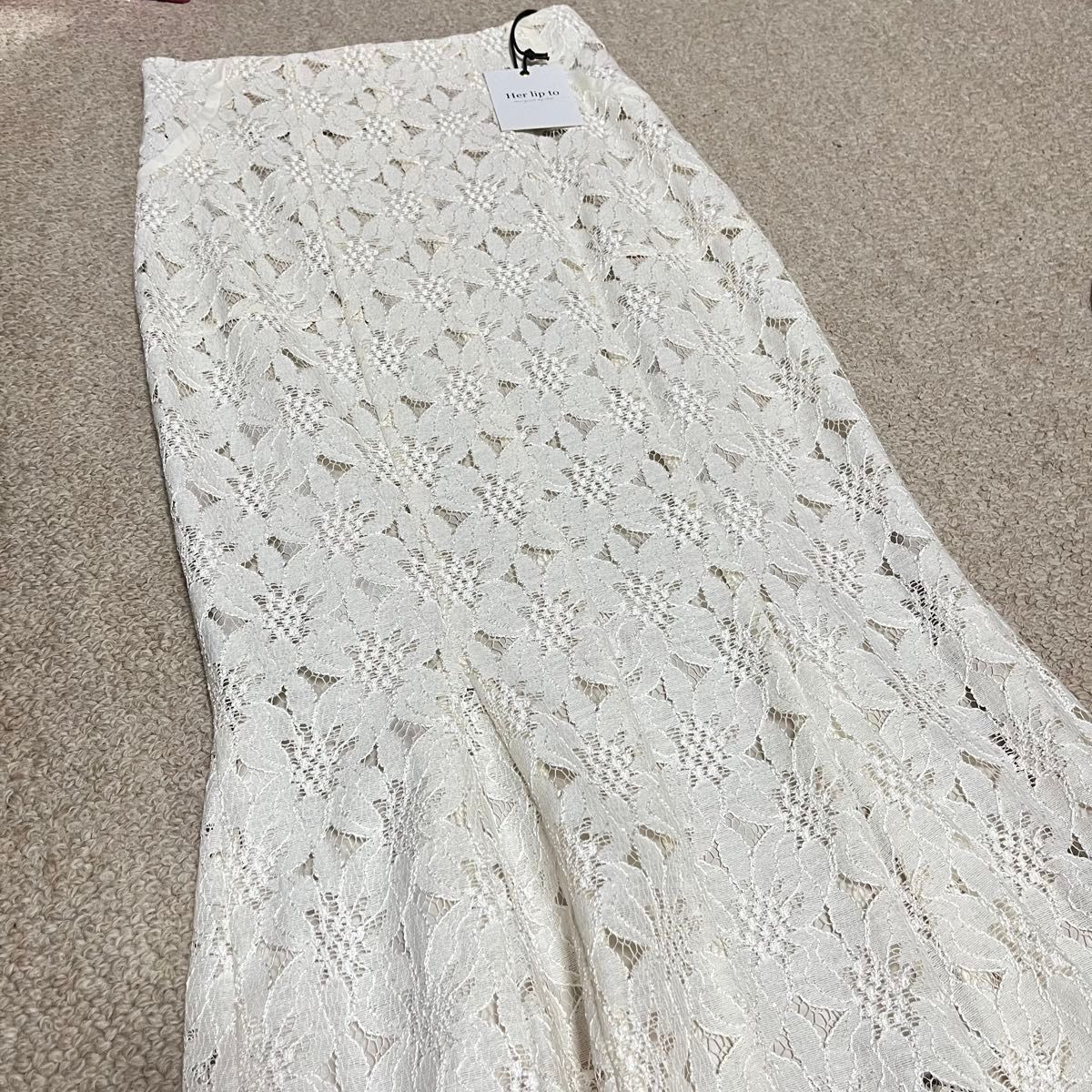 新品タグ付き】Her lip to Floral Lace Mermaid Skirt ecru M 新品タグ付き】Her lip to Floral Lace Mermaid Skirt ecru M