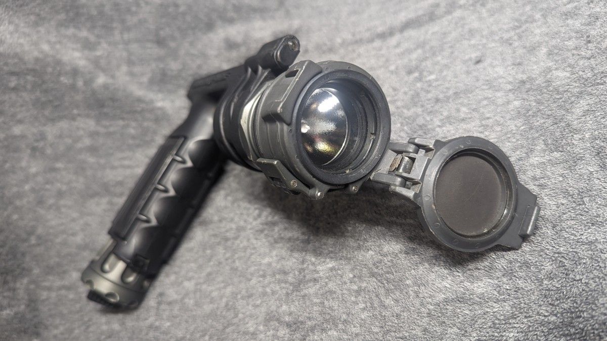 実物 SUREFIRE M900 フォアグリップ ウェポンライト Surefire 実物 SUREFIRE M900 フォアグリップ ウェポンライト Surefire