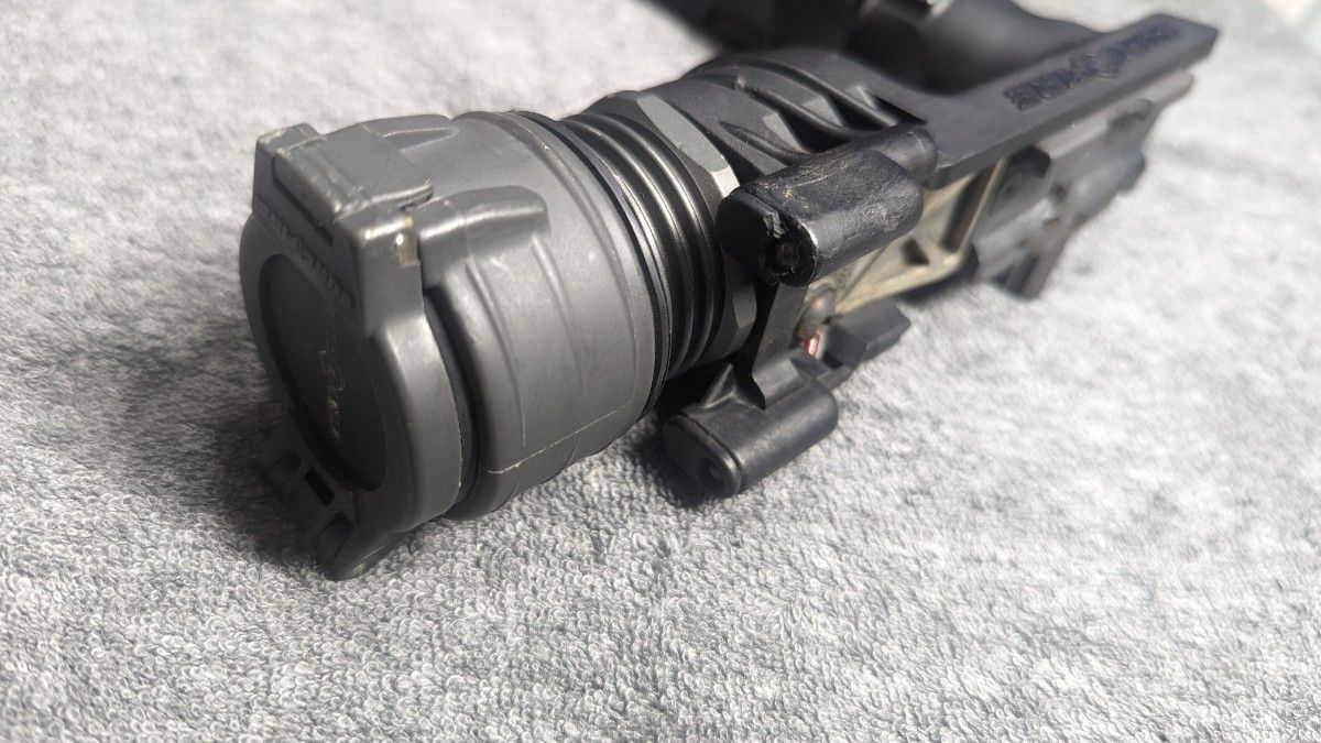 実物 SUREFIRE M900 フォアグリップ ウェポンライト Surefire 実物 SUREFIRE M900 フォアグリップ ウェポンライト Surefire