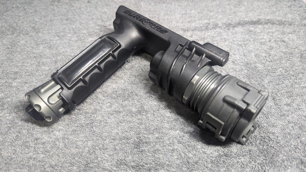 実物 SUREFIRE M900 フォアグリップ ウェポンライト Surefire 実物 SUREFIRE M900 フォアグリップ ウェポンライト Surefire