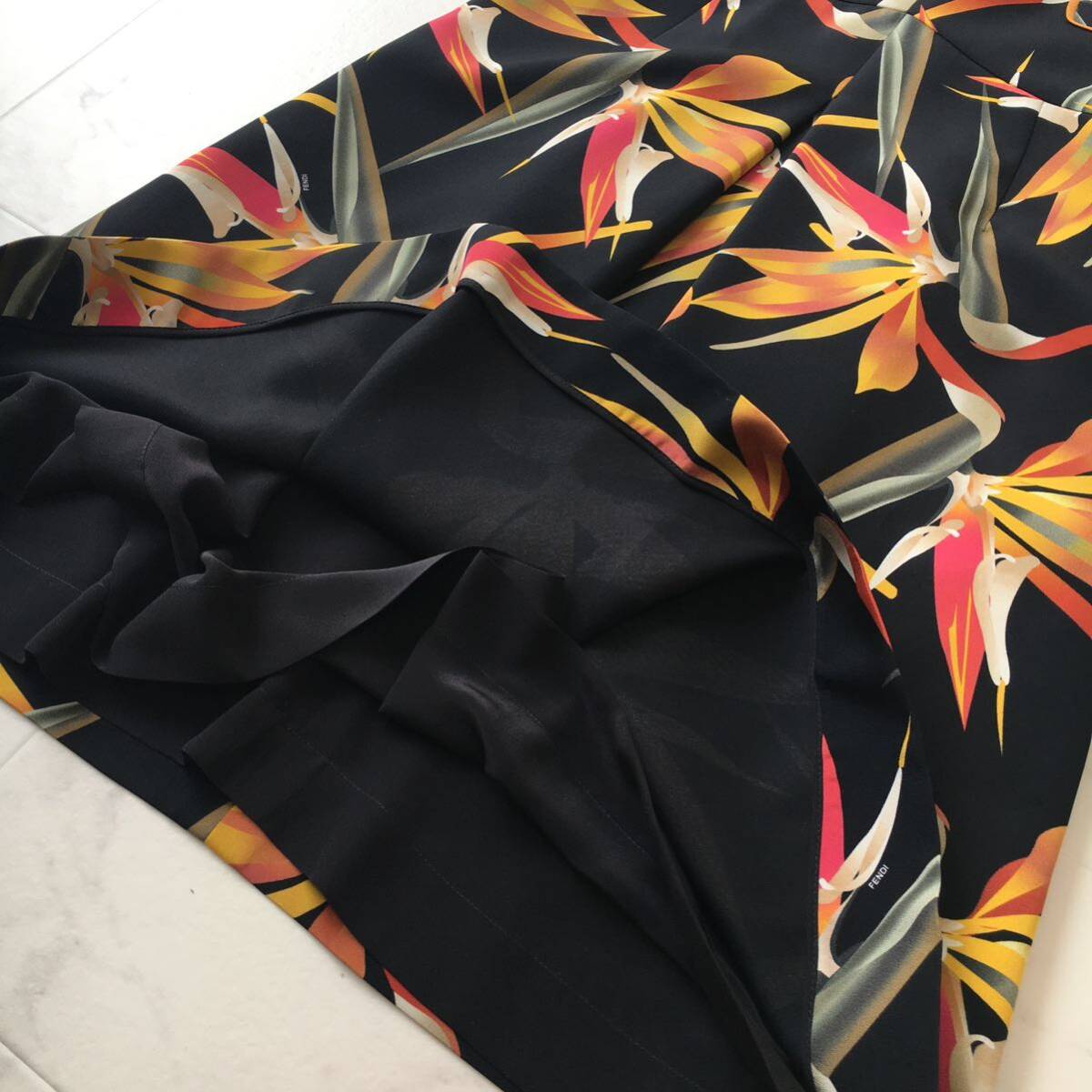美品 FENDI フェンディ リゾート シルク ドレス ワンピース 送料 美品 FENDI フェンディ リゾート シルク ドレス ワンピース 送料