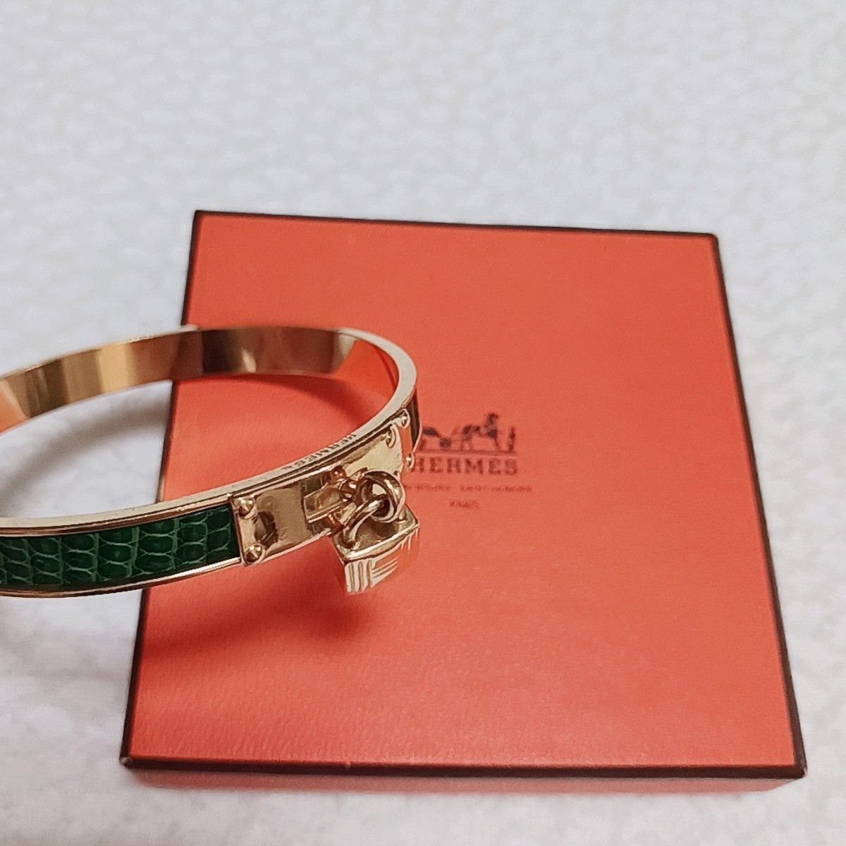 【HERMES】新品レザーブレスレット マイクロリヴァル バングル ゴールド 緑 HERMES】新品レザーブレスレットマイクロリヴァルバングル