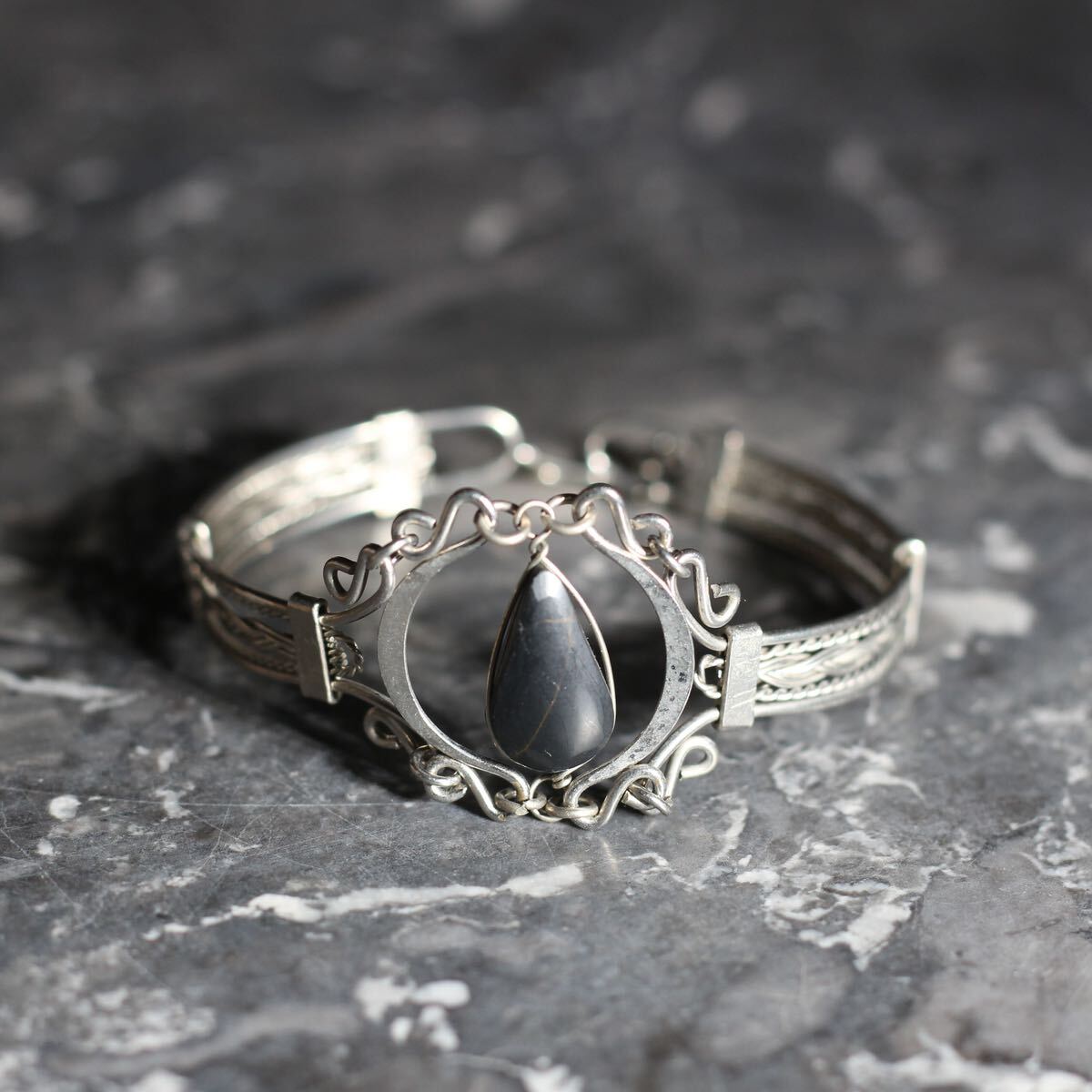 USA VINTAGE BLACK STONE METALWORK DESIGN BANGLE/アメリカ古着 USA VINTAGE BLACK STONE METALWORK DESIGN BANGLE/アメリカ古着