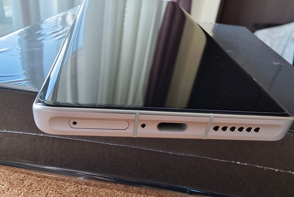 ほぼ新品 SIMフリー Vivo X100 Ultra 5G V2366GA 256GB ホワイト ほぼ新品 SIMフリー Vivo X100 Ultra 5G V2366GA 256GB ホワイト