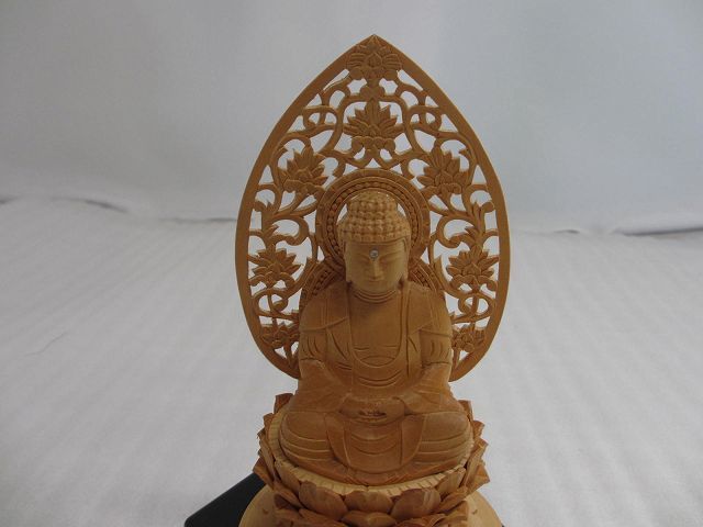 木製仏像　座釈迦如来　仏像台付　総高さ約21センチ　新品・未使用　u555_画像5