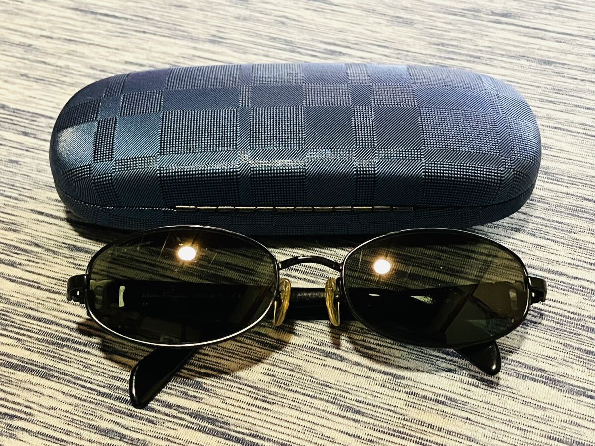 美品 サルヴァトーレ フェラガモ 純正 サングラス 1019 スモークレンズ ブラックフレーム Salvatore Ferragamo レディース メンズ 女性